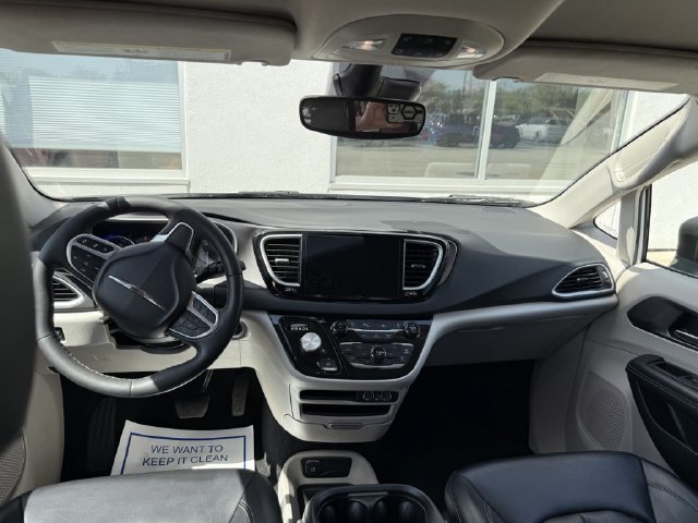 Used 2023 Chrysler Pacifica Touring-L FWD image 21