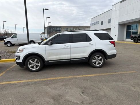Used 2017 Ford Explorer XLT w/ Equipment Group 202A AWD/4WD image 7