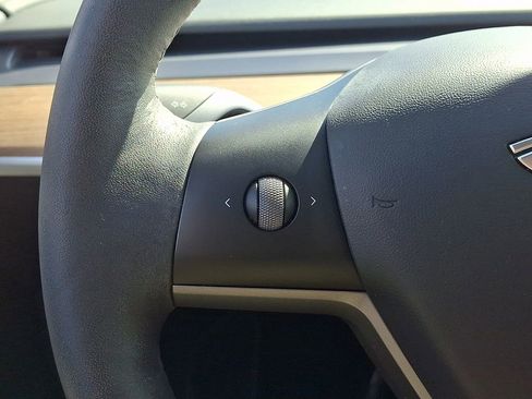 Used 2022 Tesla Model Y Long Range AWD/4WD image 22