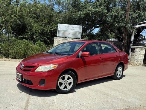 Used 2011 Toyota Corolla LE FWD image 2