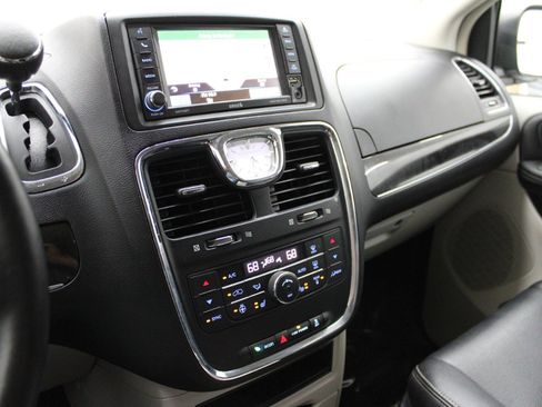 Used 2016 Chrysler Town & Country Touring w/ Driver Convenience Group FWD image 22