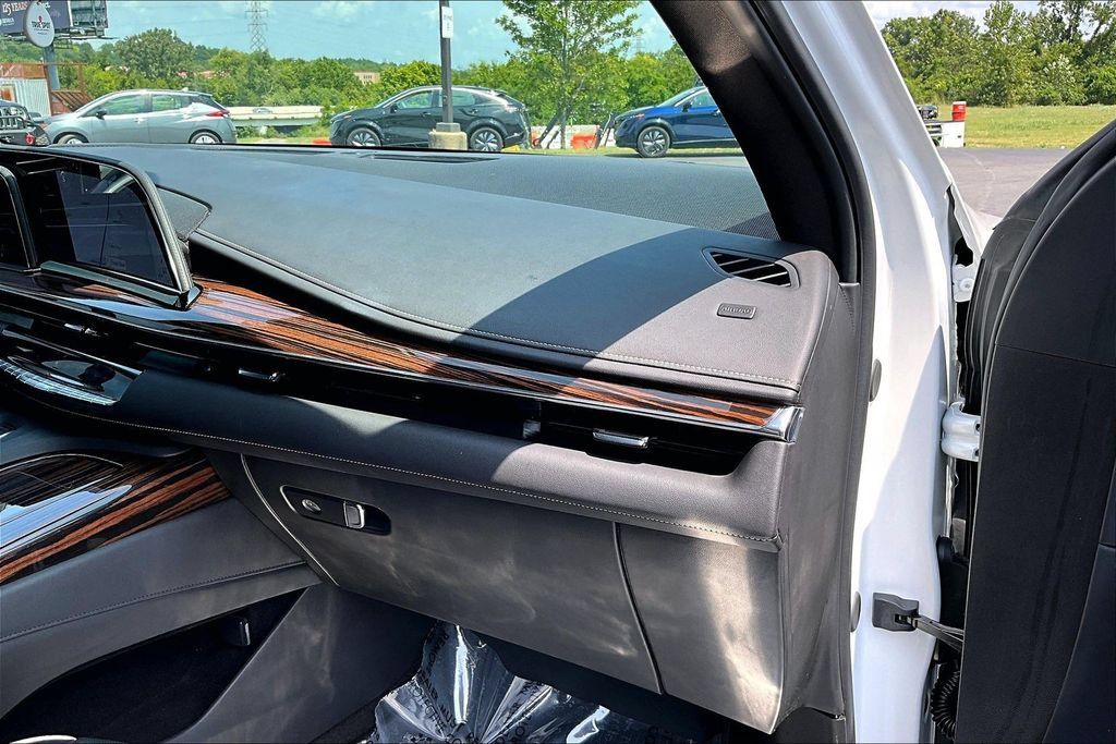 Used 2024 Cadillac Escalade ESV Premium Luxury AWD/4WD image 29