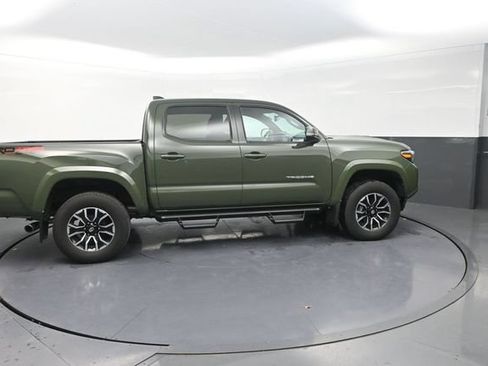 Used 2022 Toyota Tacoma TRD Sport w/ Technology Package AWD/4WD image 9