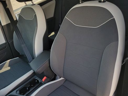 Used 2025 Volkswagen Taos SE image 7