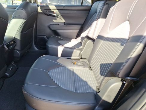 Used 2024 Toyota Highlander LE image 32