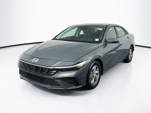 Used 2025 Hyundai Elantra SE FWD image 3
