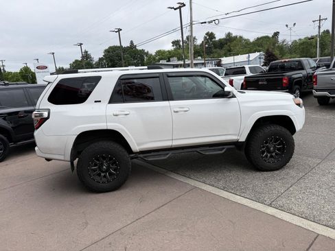 Used 2018 Toyota 4Runner SR5 AWD/4WD image 7