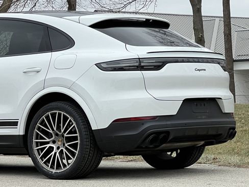 Certified 2022 Porsche Cayenne Platinum Edition image 10