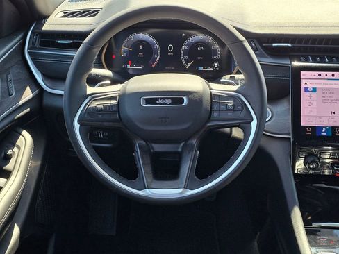 Used 2025 Jeep Grand Cherokee Limited image 7