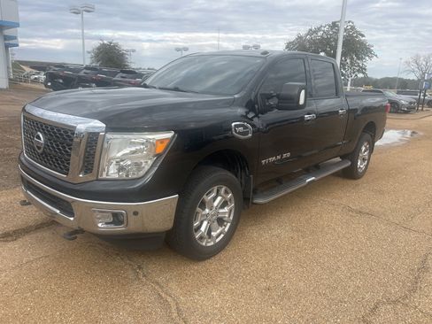 Used 2017 Nissan Titan SV image 3