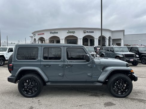 Used 2025 Jeep Wrangler Sahara image 8