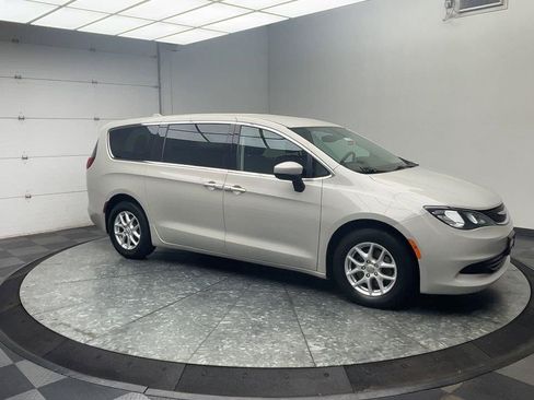 Used 2017 Chrysler Pacifica Touring FWD image 36
