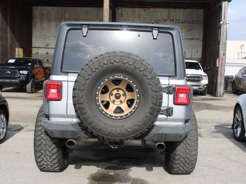 Used 2018 Jeep Wrangler Unlimited Sahara AWD/4WD image 4