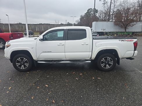Used 2019 Toyota Tacoma TRD Sport image 5