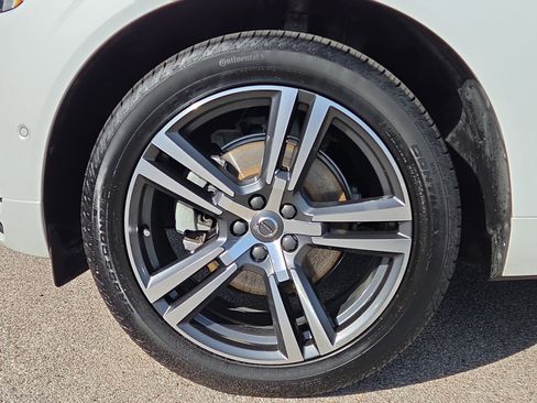 Used 2018 Volvo XC60 T5 Momentum w/ Convenience Package image 9