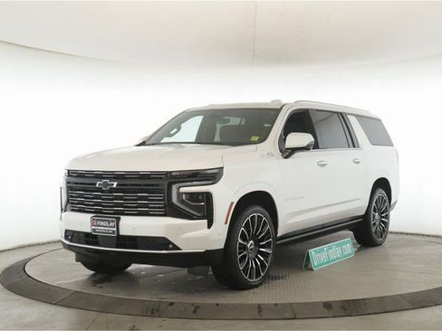 Used 2025 Chevrolet Suburban High Country AWD/4WD image 10