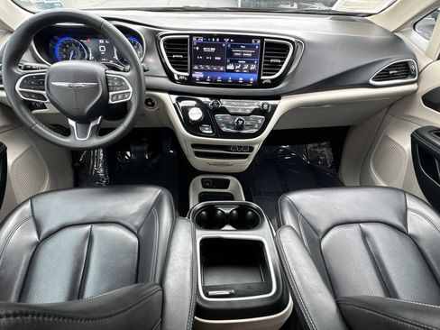 Used 2023 Chrysler Pacifica Touring-L FWD image 21