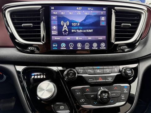 Used 2020 Chrysler Pacifica Touring-L FWD image 40