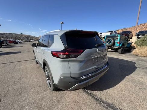 Used 2023 Nissan Rogue SL w/ SL Premium Package image 3