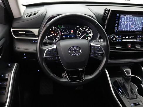 Used 2021 Toyota Highlander XLE AWD/4WD image 14