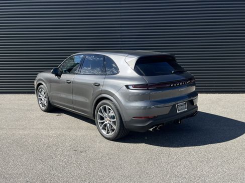 Certified 2025 Porsche Cayenne image 3