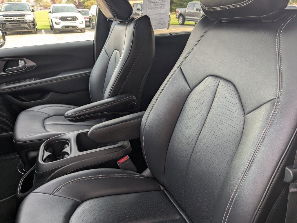 Used 2025 Chrysler Pacifica Select FWD image 26
