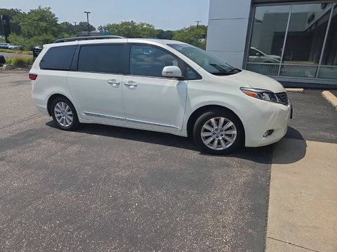 Used 2017 Toyota Sienna Limited Premium FWD image 25
