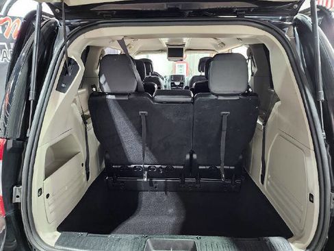 Used 2016 Chrysler Town & Country Touring w/ Driver Convenience Group image 7