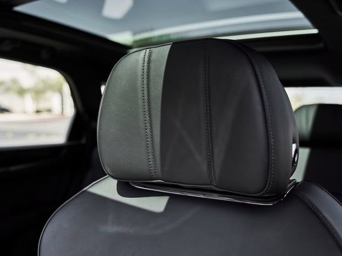 Used 2022 Bentley Bentayga AWD/4WD image 44