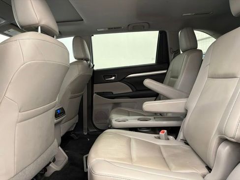Used 2019 Toyota Highlander XLE FWD image 11