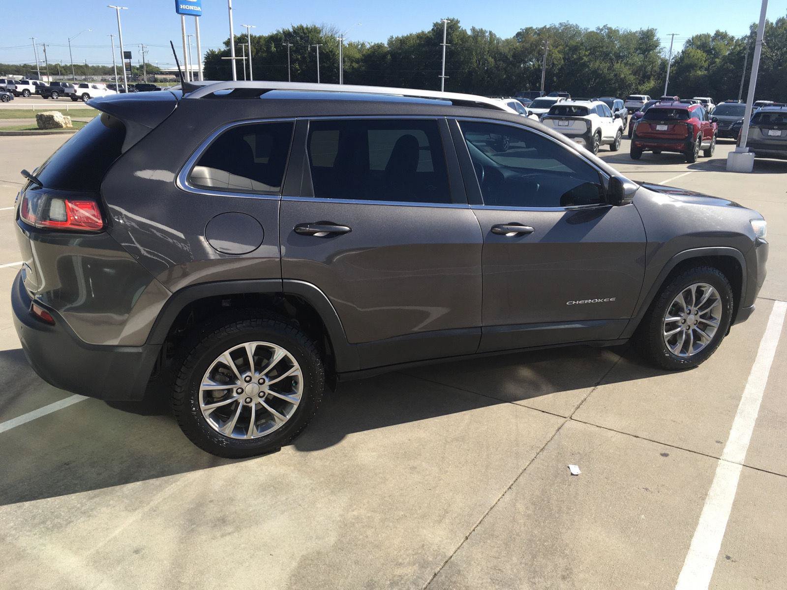 Used 2019 Jeep Cherokee Latitude Plus FWD image 7