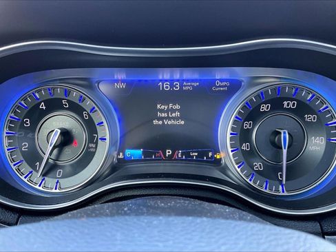 Used 2018 Chrysler 300 Touring w/ Chrome Appearance Package RWD image 20