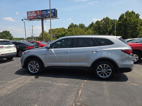Used 2017 Hyundai Santa Fe SE FWD image 3