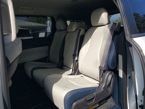 Used 2025 Kia Carnival EX image 8