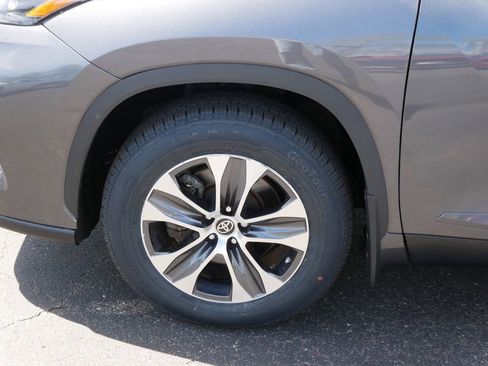 Used 2023 Toyota Highlander XLE AWD/4WD image 8