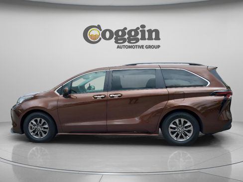 Used 2023 Toyota Sienna XLE FWD image 2