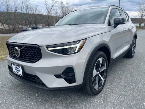 Used 2025 Volvo XC40 B5 Plus image 1