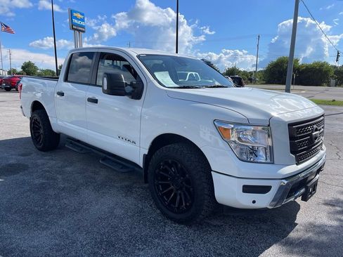 Used 2024 Nissan Titan SV w/ SV Convenience Package AWD/4WD image 2