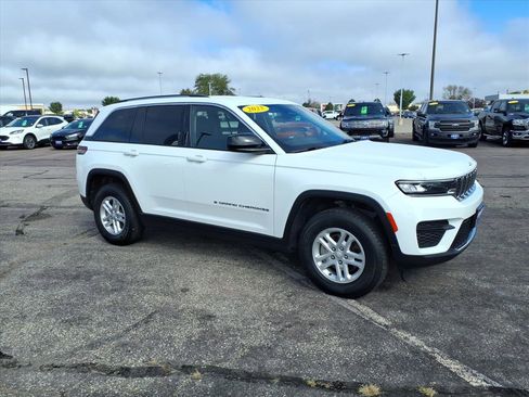 Used 2023 Jeep Grand Cherokee Laredo image 2