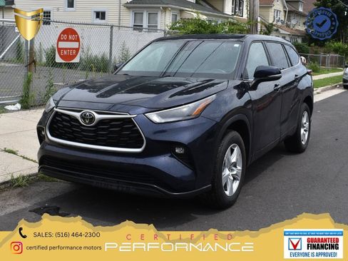 Used 2025 Toyota Highlander LE FWD image 1