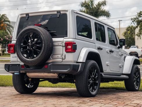 Used 2023 Jeep Wrangler Unlimited Sahara w/ Cold Weather Group AWD/4WD image 5