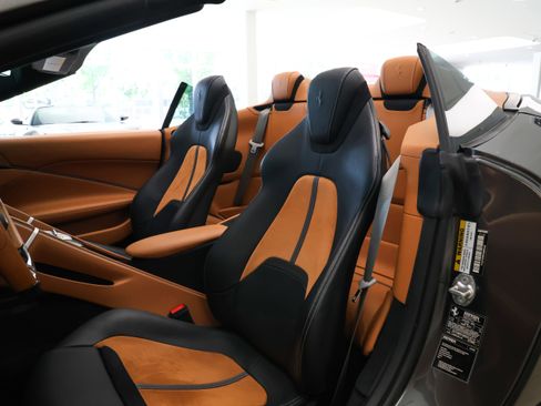 Used 2025 Ferrari Roma Spider RWD image 20