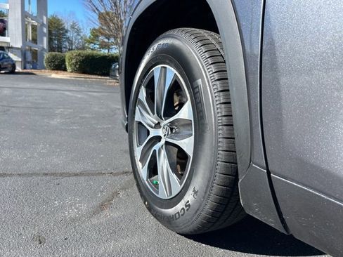 Used 2024 Toyota Highlander XLE image 11