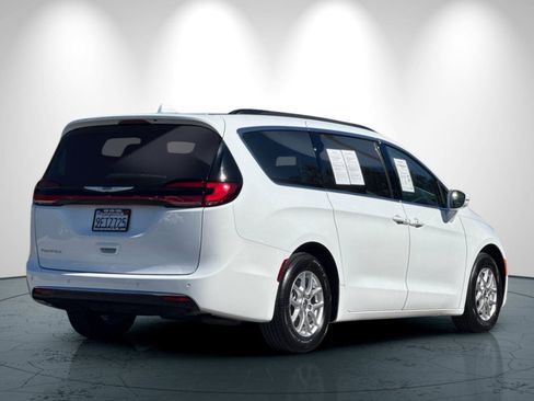 Used 2022 Chrysler Pacifica Touring-L image 4