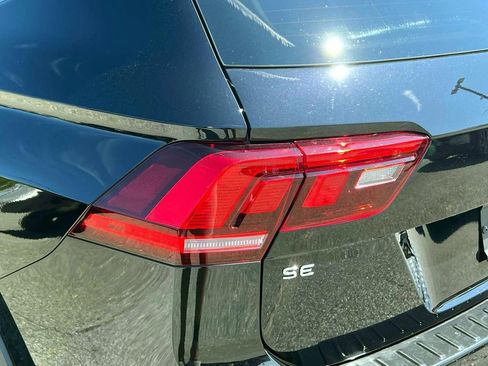 Used 2022 Volkswagen Tiguan SE R-Line image 9