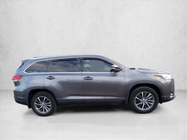 Used 2019 Toyota Highlander XLE AWD/4WD image 5