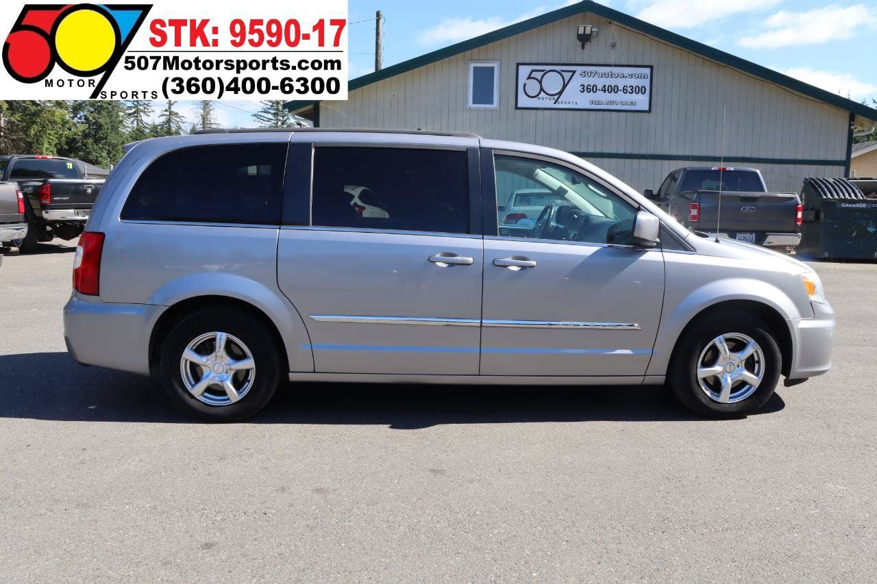 Used 2013 Chrysler Town & Country Touring FWD image 9