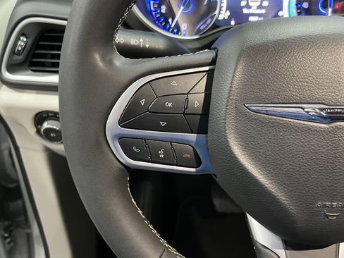 Used 2024 Chrysler Pacifica Touring-L image 20