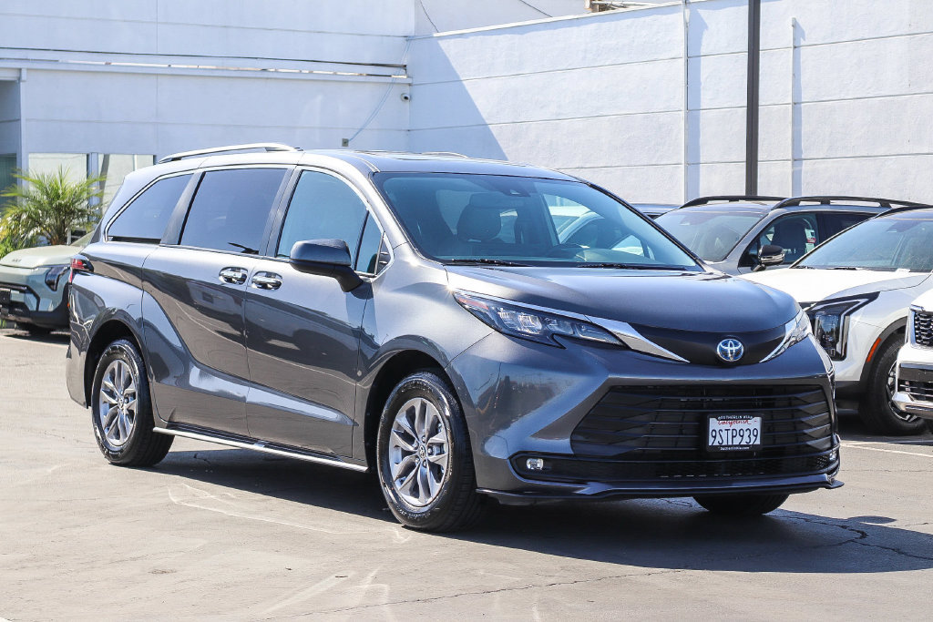 Used 2025 Toyota Sienna XLE FWD image 3