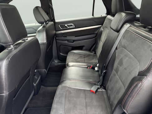 Used 2018 Ford Explorer XLT w/ Equipment Group 202A image 10